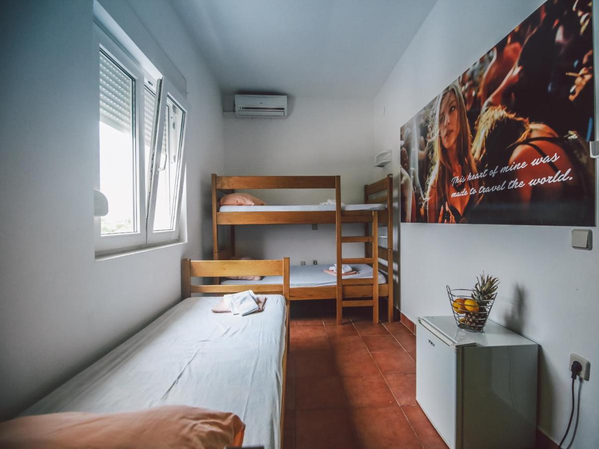 Moon Rocks Hostel Новалья Номер фото